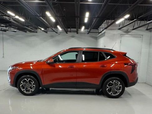 Used 2024 Chevrolet Trax LT w/ LT Convenience Package FWD image 2