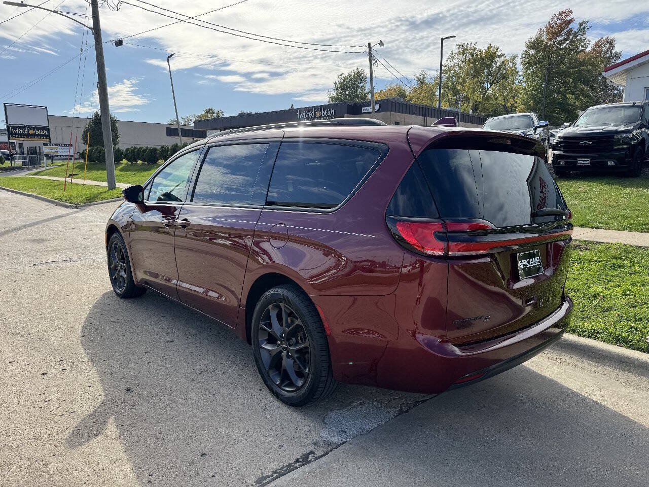 Used 2022 Chrysler Pacifica Touring-L w/ S Appearance Package AWD/4WD image 3