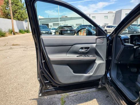 Used 2025 Nissan Kicks SR AWD/4WD image 14