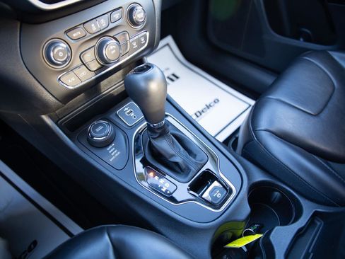 Used 2021 Jeep Cherokee Latitude Plus image 19