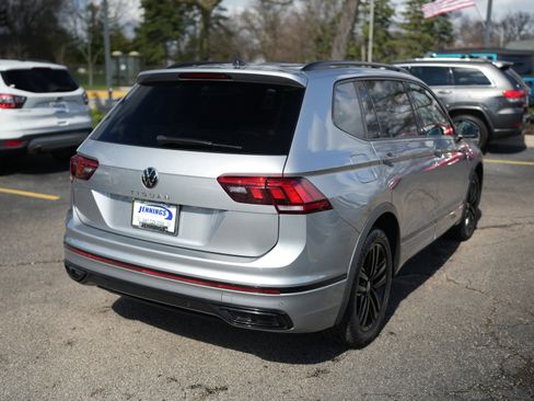 Certified 2022 Volkswagen Tiguan SE R-Line image 8
