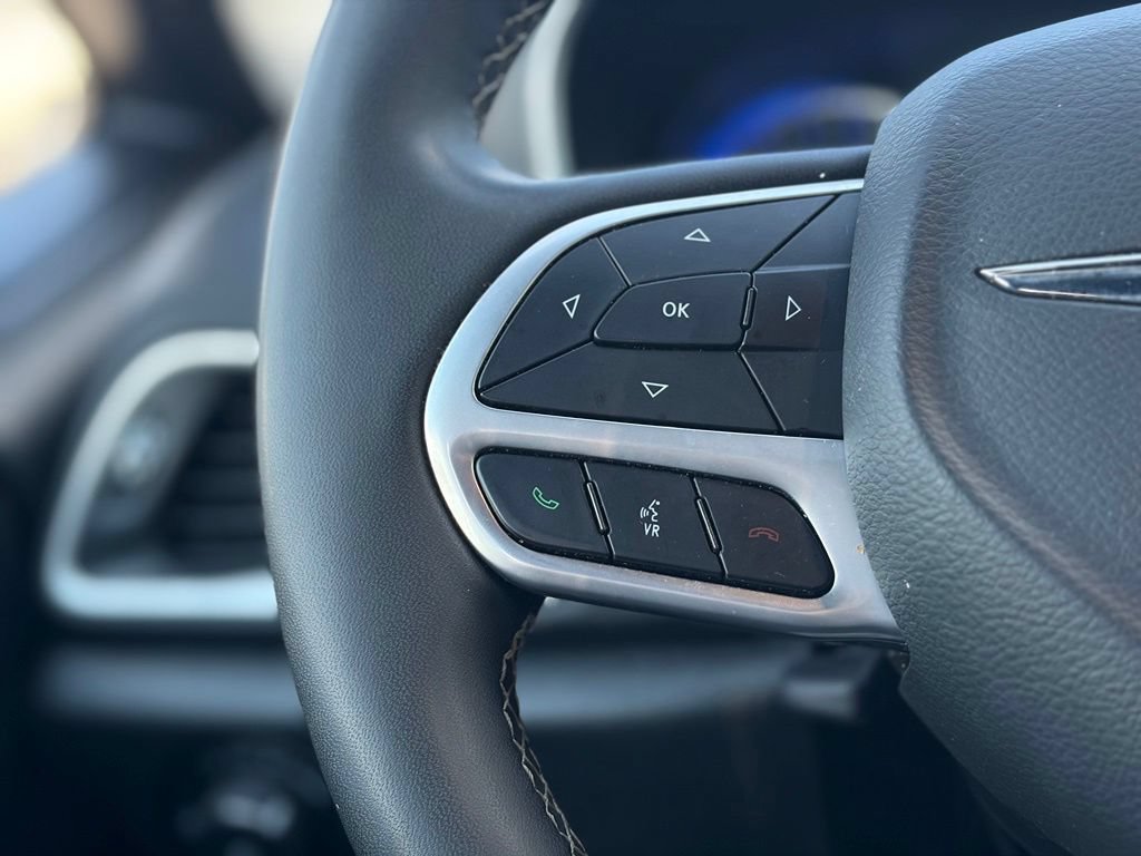 Certified 2025 Chrysler Pacifica Select FWD image 26
