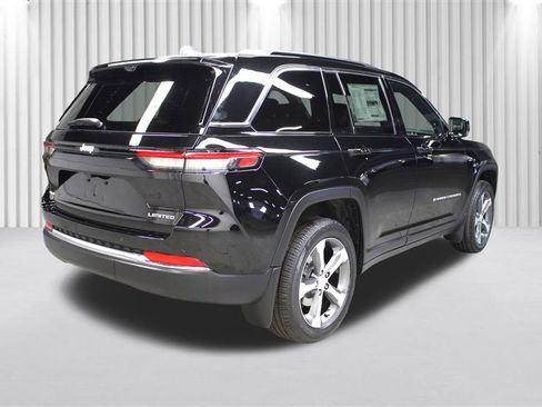 New 2025 Jeep Grand Cherokee Limited w/ Luxury Tech Group II image 3