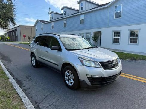 Used 2017 Chevrolet Traverse LS FWD image 2