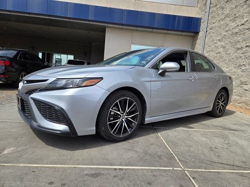 Used 2024 Toyota Camry SE image 2