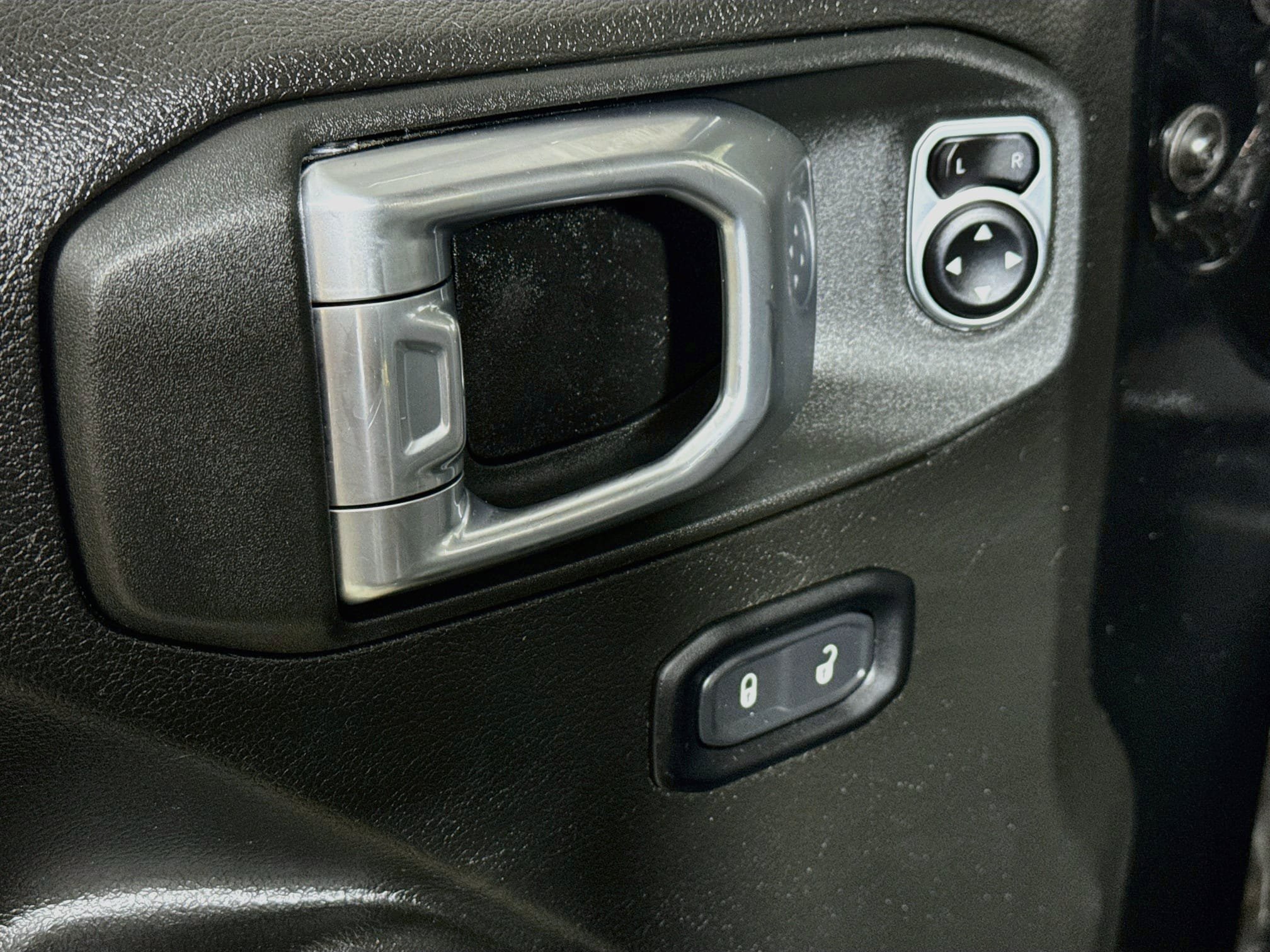 Used 2025 Jeep Wrangler Unlimited Rubicon AWD/4WD image 18