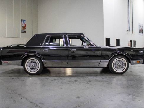 Used 1989 Lincoln Town Car Signature image 8