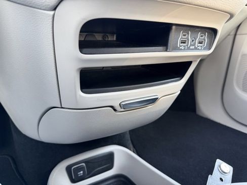 Used 2024 Chrysler Pacifica Touring-L image 26