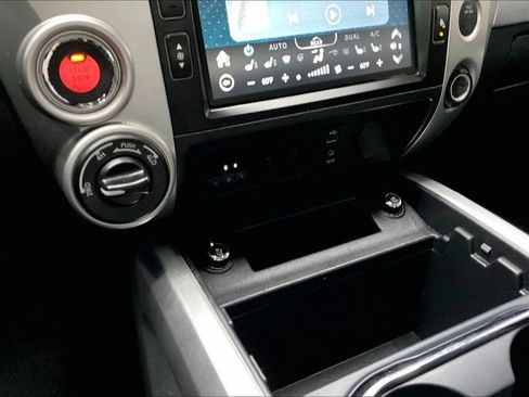 Used 2018 Nissan Titan PRO-4X w/ Pro-4x Convenience Package AWD/4WD image 17