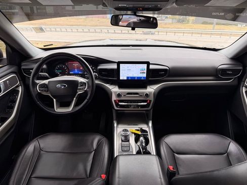 Used 2022 Ford Explorer XLT w/ Equipment Group 202A image 27