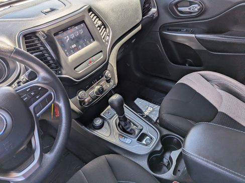 Used 2019 Jeep Cherokee Latitude w/ Popular Appearance Group AWD/4WD image 18