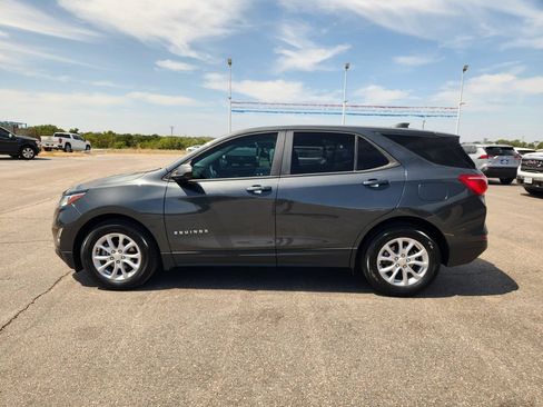 Used 2020 Chevrolet Equinox LS w/ LS Convenience Package FWD image 4