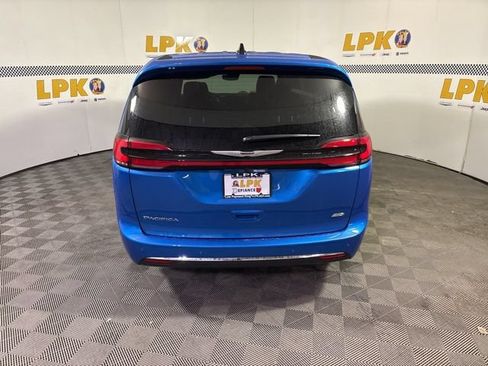 New 2026 Chrysler Pacifica Select AWD/4WD image 4