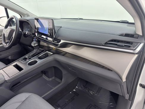 Used 2021 Toyota Sienna Limited image 14