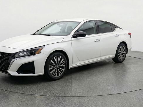 Used 2025 Nissan Altima 2.5 SV FWD image 3