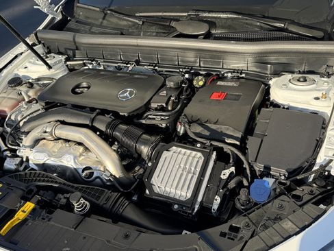 Used 2025 Mercedes-Benz GLB 250 image 5