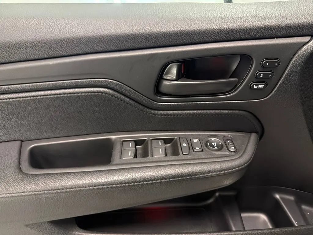 Used 2025 Honda Odyssey Sport-L image 14