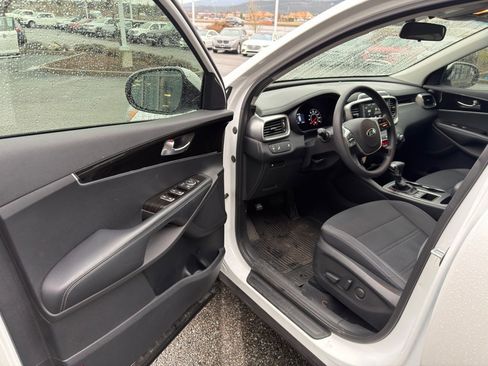 Used 2019 Kia Sorento LX image 11