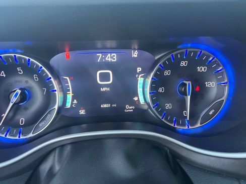 Used 2024 Chrysler Pacifica Touring-L FWD image 13