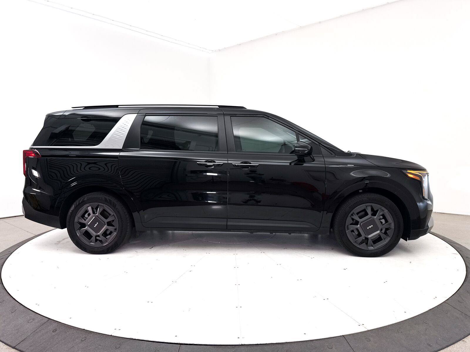 Used 2025 Kia Carnival EX FWD image 41