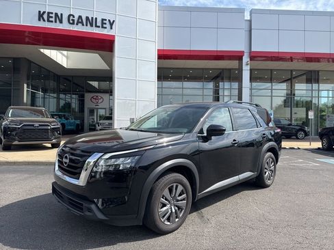 Used 2025 Nissan Pathfinder SV FWD image 1