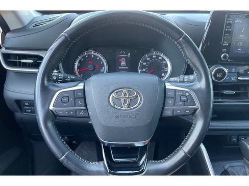 Used 2021 Toyota Highlander LE FWD image 35