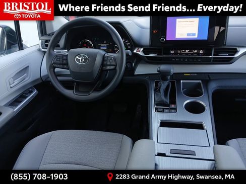 Used 2025 Toyota Sienna LE image 15