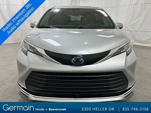 Used 2022 Toyota Sienna XLE image 3