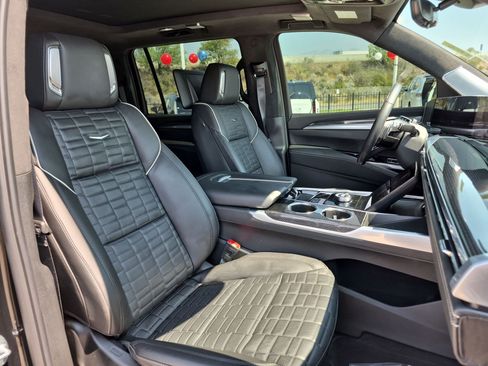 Certified 2025 Cadillac Escalade ESV V AWD/4WD image 35