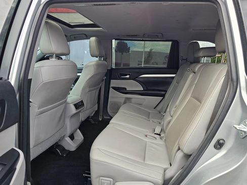Used 2018 Toyota Highlander XLE AWD/4WD image 19