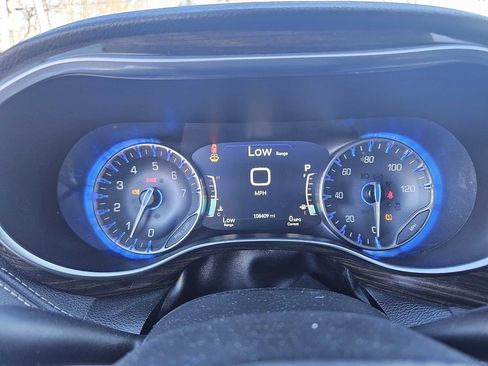 Used 2023 Chrysler Pacifica Limited w/ Uconnect Theater Family Group image 31