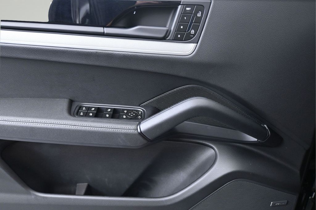 Certified 2025 Porsche Cayenne AWD/4WD image 11