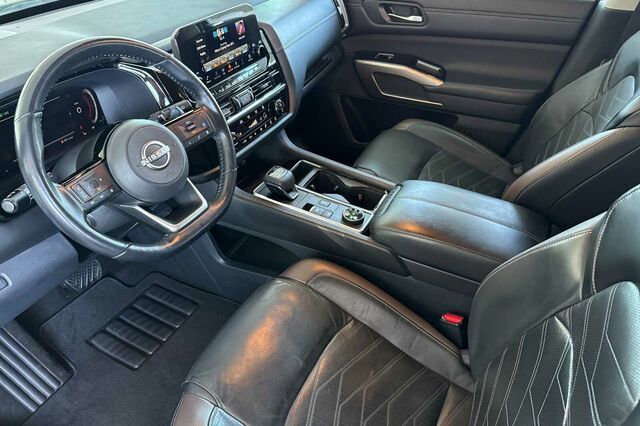 Used 2023 Nissan Pathfinder Platinum w/ Cargo Package AWD/4WD image 10