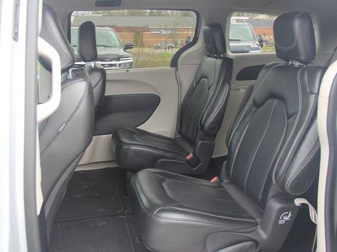 Used 2024 Chrysler Pacifica Touring-L FWD image 14