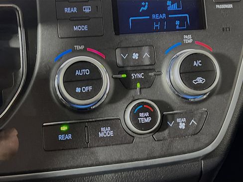 Used 2015 Toyota Sienna SE w/ SE Preferred Package image 26