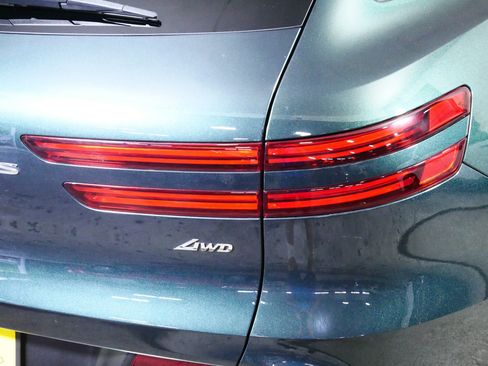 Used 2023 Genesis GV70 2.5T w/ Select Package AWD/4WD image 17