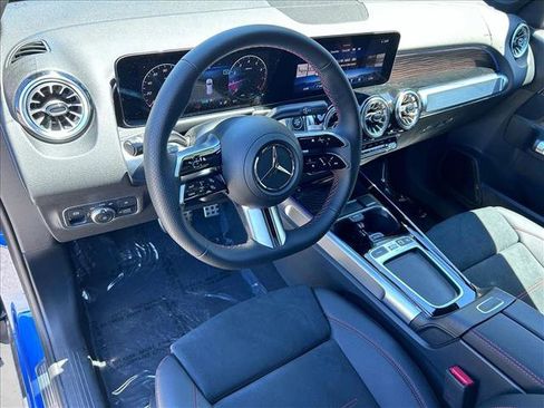 Used 2025 Mercedes-Benz GLB 250 4MATIC image 3