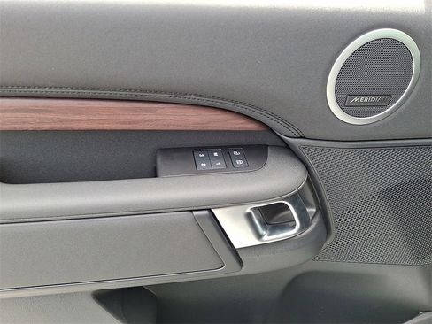 New 2025 Land Rover Discovery S image 8