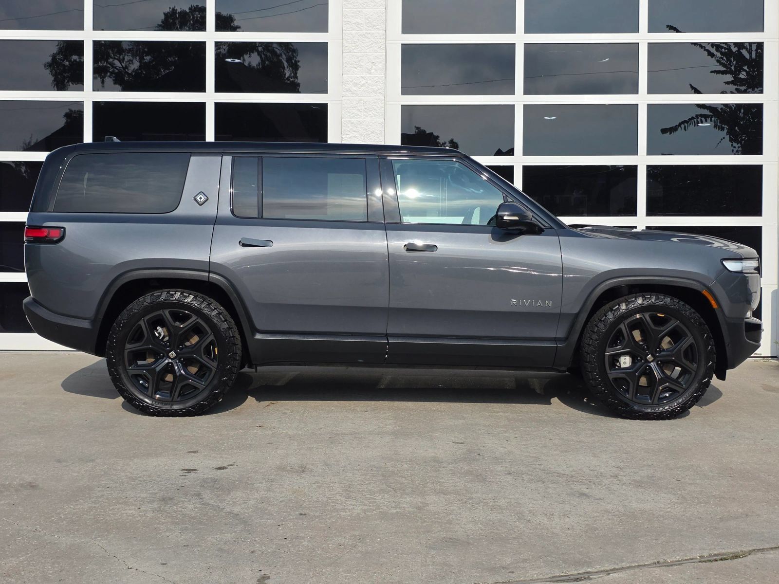 Used 2025 Rivian R1S Adventure Dual AWD/4WD image 3