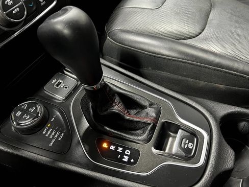 Used 2019 Jeep Cherokee Trailhawk AWD/4WD image 31