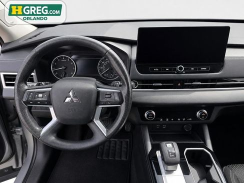 Used 2025 Mitsubishi Outlander ES FWD image 11