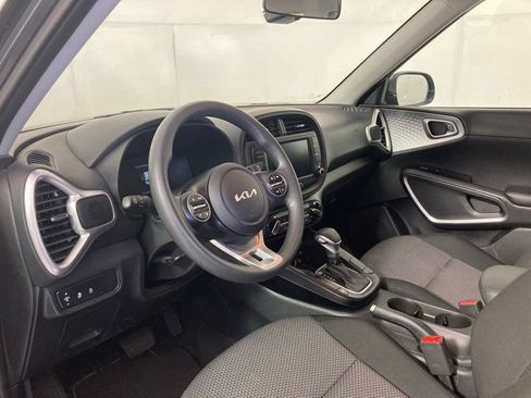Used 2025 Kia Soul LX w/ LX Technology Package FWD image 12