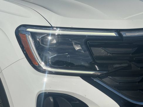 Used 2025 Volkswagen Atlas Cross Sport SE FWD image 37