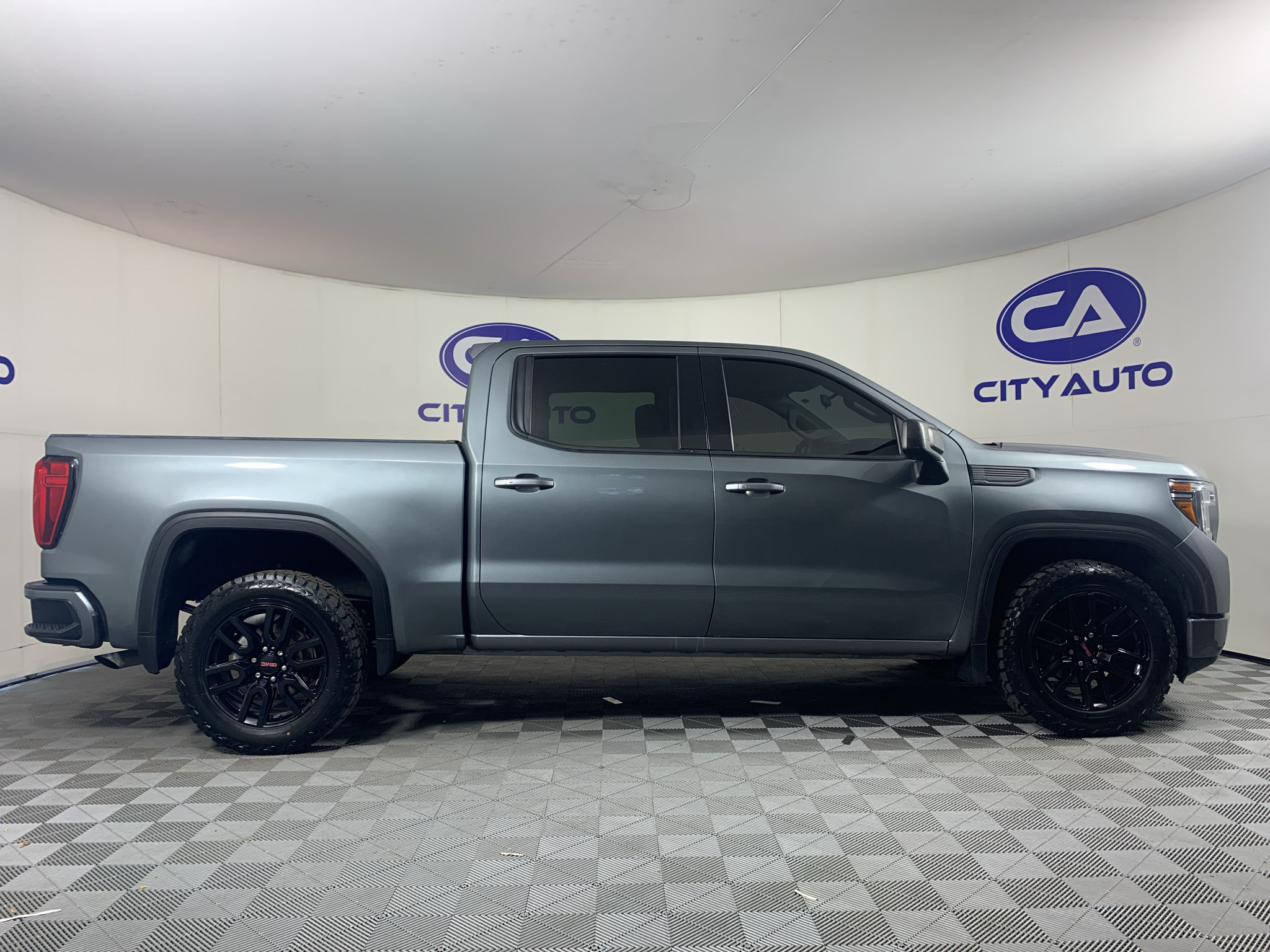 Used 2020 GMC Sierra 1500 Elevation w/ Elevation Value Package RWD image 2
