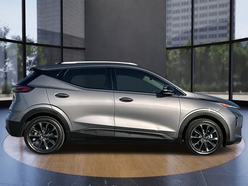 Used 2022 Chevrolet Bolt EUV LT w/ Convenience Package image 2