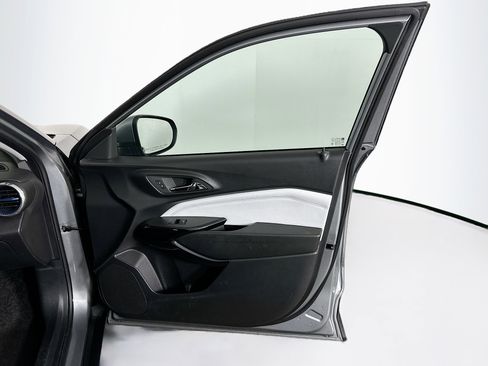 Used 2025 Chevrolet Trax LT w/ LT Convenience Package image 29