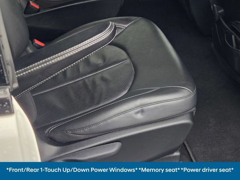Used 2021 Chrysler Pacifica Touring-L w/ Uconnect Theater Family Group FWD image 19