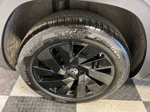 Certified 2025 Volkswagen Atlas Cross Sport SE image 15