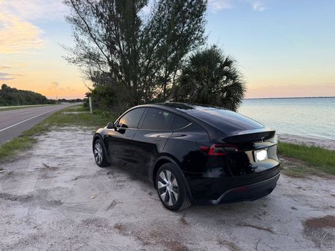 Used 2021 Tesla Model Y 2WD image 3