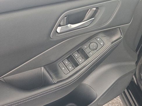 Used 2025 Nissan Rogue SV FWD image 28